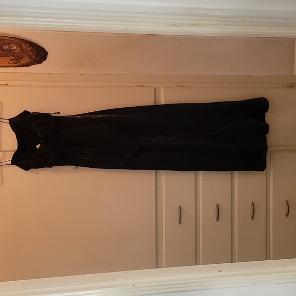 Formal dress - Picture 3 of 3